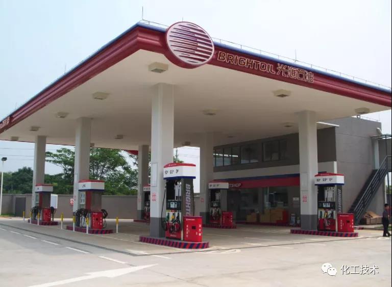 帶領(lǐng)公司向互聯(lián)網(wǎng)方向轉(zhuǎn)型，大規(guī)模發(fā)展欠債累累